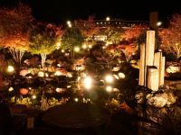 富士山を背に庭園の紅葉をライトアップ。河口湖「ふじ紅葉庭園」11月30日まで、土日祝は展望デッキを19時半まで営業