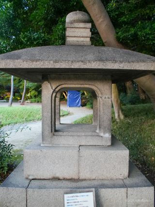 異形灯籠、昼は無灯火