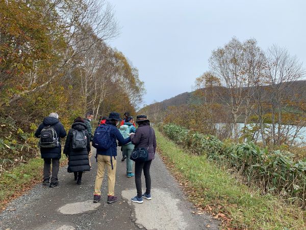 ゴンドラ山頂付近の田代湖を眺めながら散策
