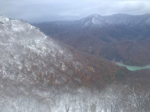 初雪と二居湖