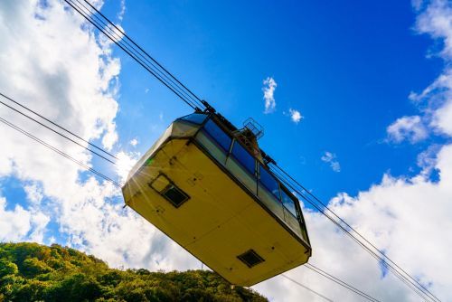 シースルー小窓で車内からスリルを体感