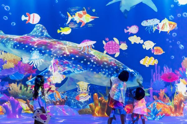 チームラボ《お絵かき水族館》©チームラボ 