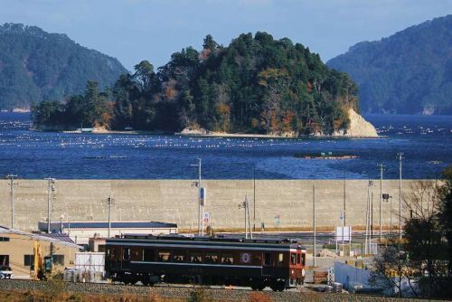 リアス海岸沿いのどかな暮らしが車窓にゆっくりと流れます