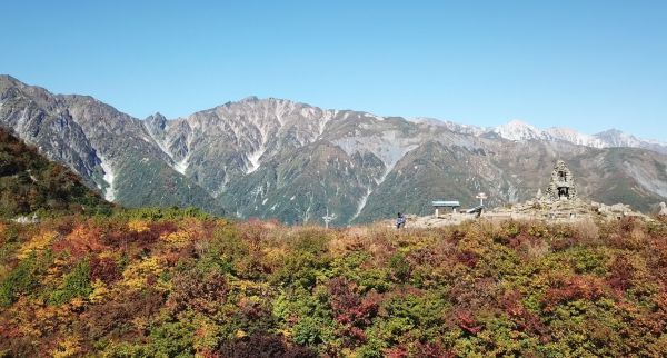 地蔵ケルン周辺の紅葉と白馬三山、唐松岳。