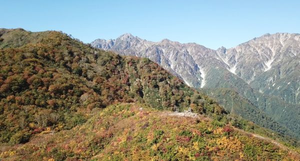 地蔵ケルン周辺の紅葉と五竜岳。