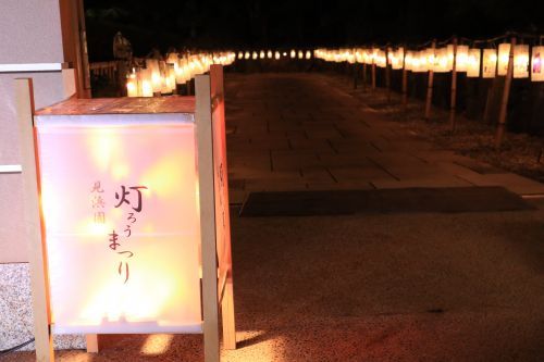 門をくぐると近隣の園児が作った可愛らしい「灯ろうかざり」が道を照らします