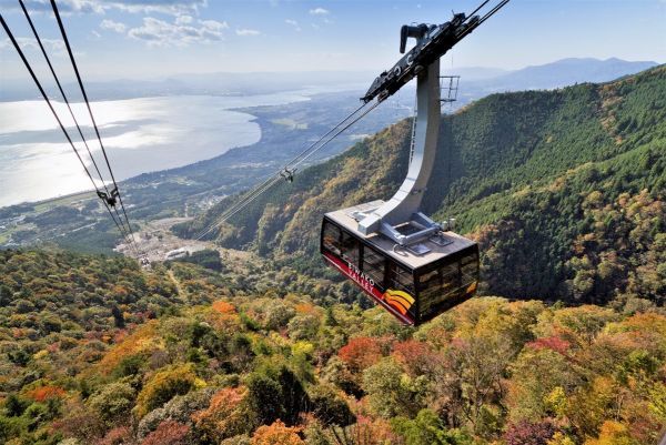 紅葉の中のびわ湖バレイロープウェイ