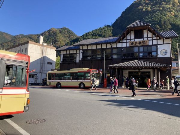 《秋の行楽客で賑わう奥多摩駅》