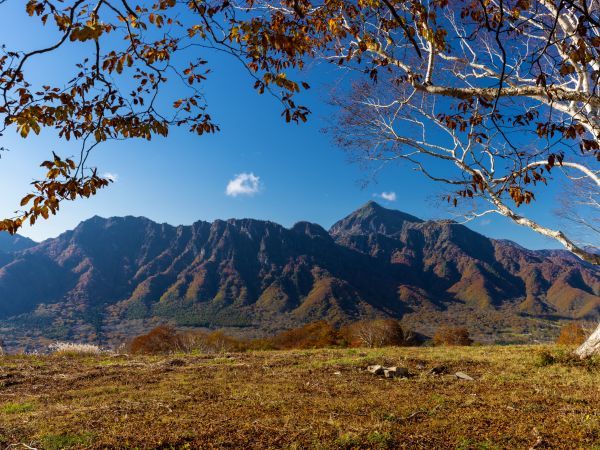 秋の紅葉と荘厳な戸隠連峰を見渡せる山頂