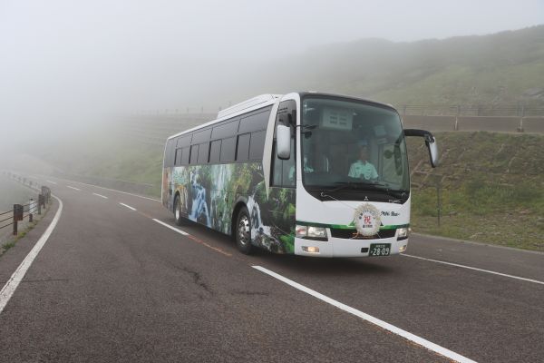 乗鞍岳の畳平へ向かうバス