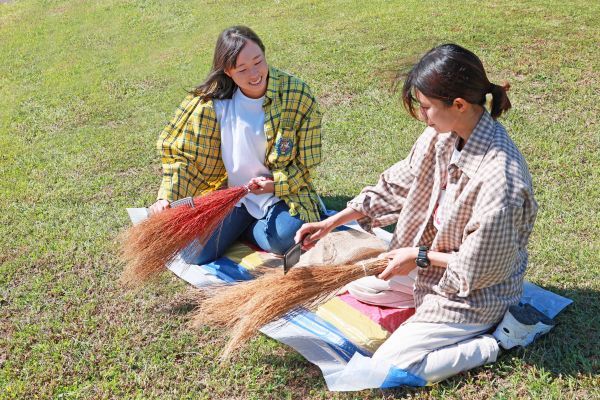 「コキアのほうき作り体験」の様子