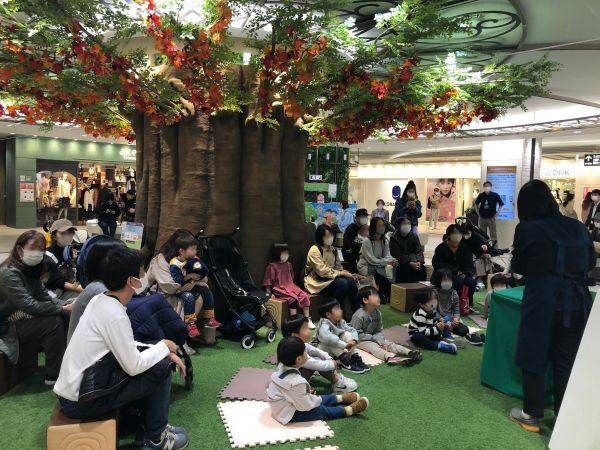 絵本の読み聞かせ会のイメージ