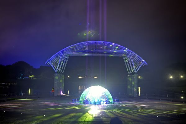 水のステージ　「光のドーム」