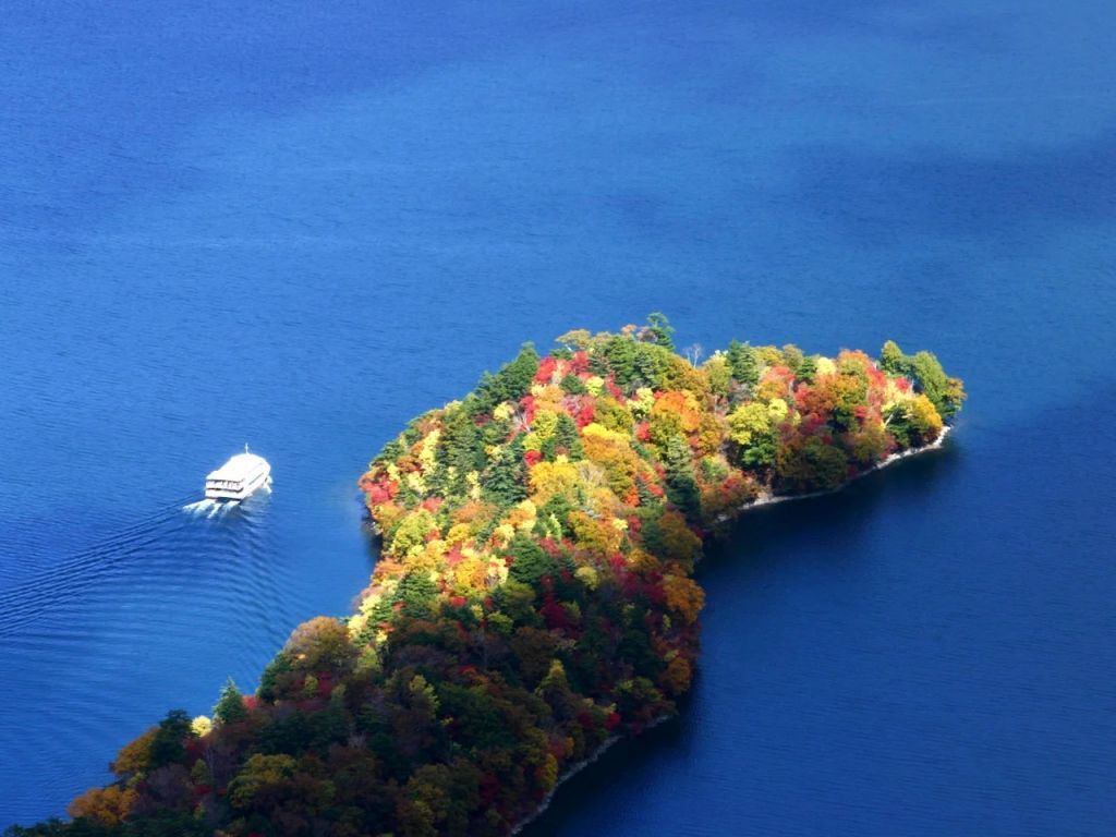 紅葉に彩られた中禅寺湖