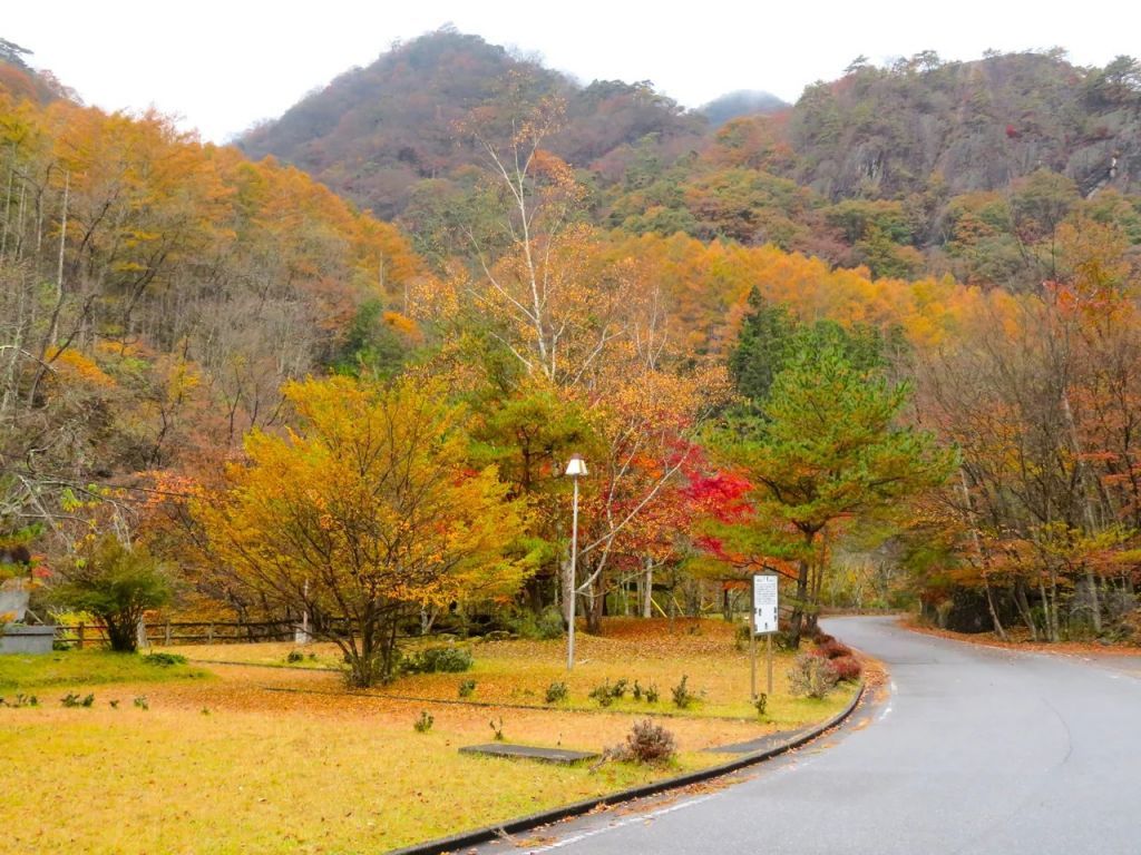 紅葉に囲まれた足尾・小滝の里