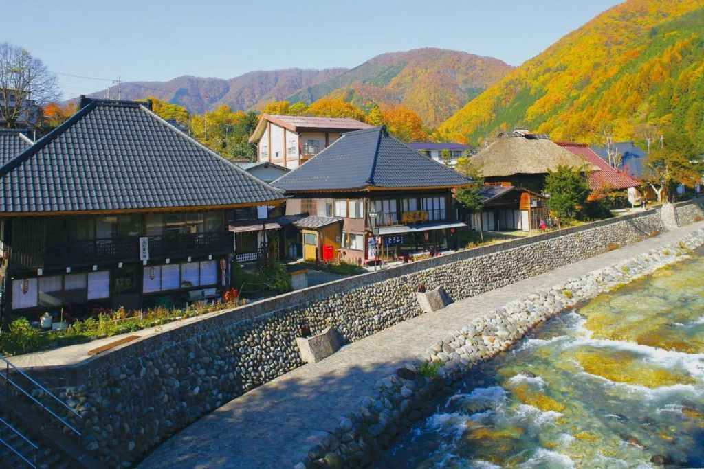 紅葉に彩られた湯西川温泉の街並み