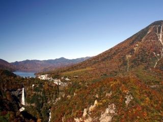 中禅寺湖・華厳ノ滝の紅葉の写真４
