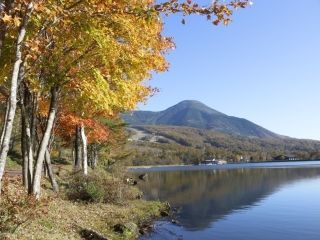 白樺高原・女神湖の紅葉写真１