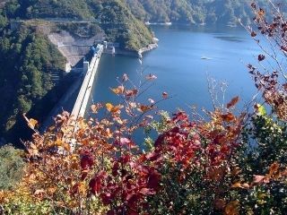 奥只見湖の紅葉の写真３