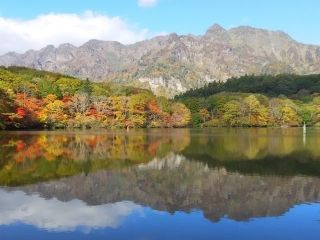 戸隠高原「鏡池」の紅葉写真１