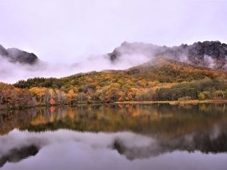 戸隠高原「鏡池」の紅葉写真２