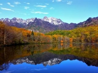 戸隠高原「鏡池」の紅葉の写真３