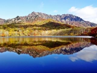 戸隠高原「鏡池」の紅葉の写真４