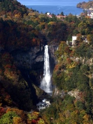 中禅寺湖・華厳滝の紅葉の写真３