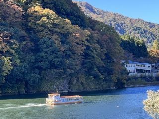 阿賀野川ライン遊覧船の紅葉の写真３