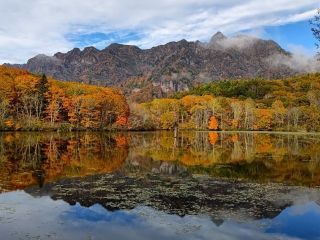 戸隠高原「鏡池」の紅葉写真１
