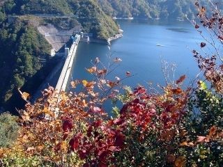 奥只見湖の紅葉の写真３