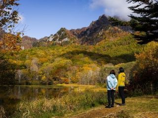 戸隠高原「鏡池」の紅葉の写真3