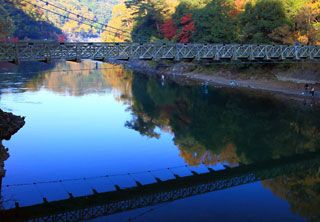 宇治川ライン・天ヶ瀬吊り橋の紅葉写真２