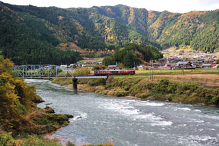 長良川鉄道の紅葉の写真４
