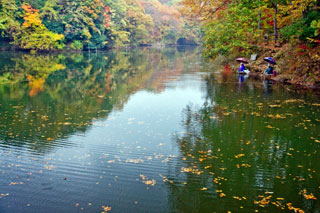 震生湖の紅葉写真１