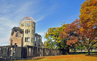 原爆ドーム（平和記念公園）の紅葉写真１