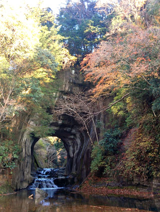 濃溝の滝（亀岩の洞窟）の紅葉写真１