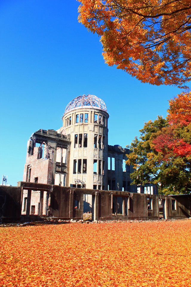 原爆ドーム（平和記念公園）の紅葉