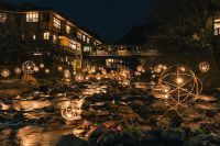 【熊本・黒川温泉】冬の風物詩「湯あかり」開催。放置竹林を再生した手作りの灯篭が温泉街を彩る