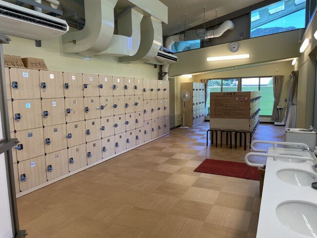 脱衣所のロッカーもリニューアル