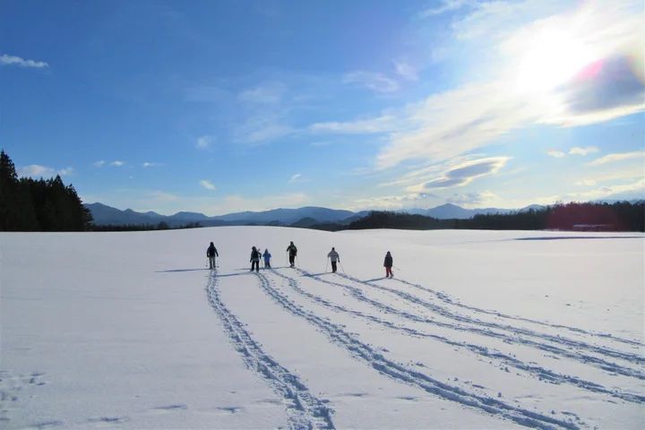 「スノーフォレストツアー（3,000円／1名 　スノーシューレンタル　500円／1名）」 雪原を歩きながら、アイス作りや森のすべり台遊びなど特別な体験ができます