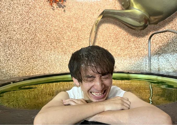 麦茶投入パフォーマンス　※イメージ