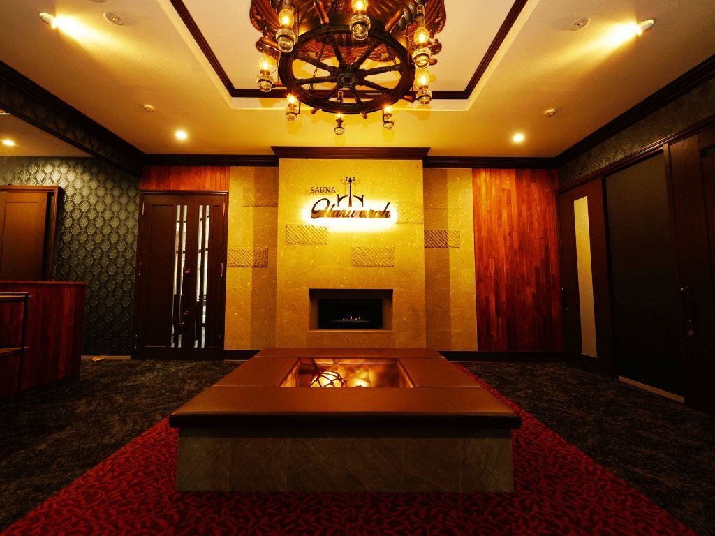 小樽の重要文化財をモチーフにしたエントランス　照明は小樽の老舗「北一硝子」製作