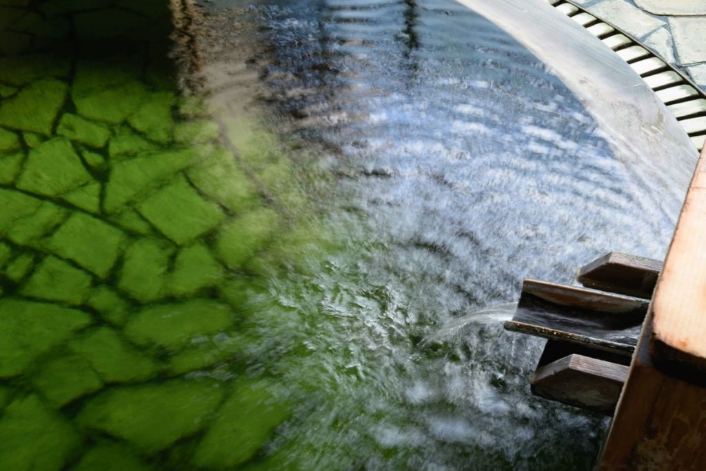 エメラルド色の湯が湧く咲花温泉郷