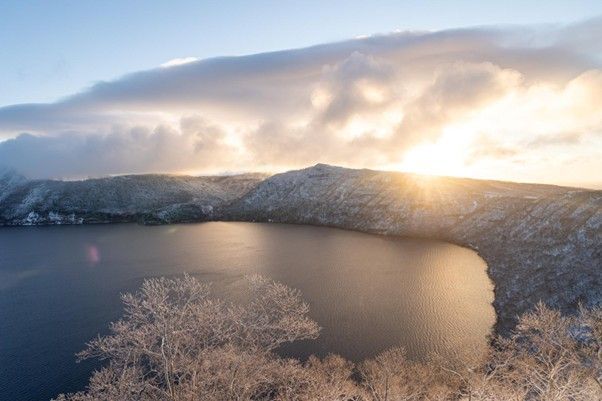 早朝は樹氷に覆われる摩周湖