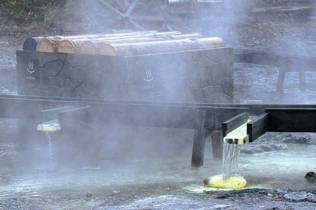 岩盤から湧き出る温泉
