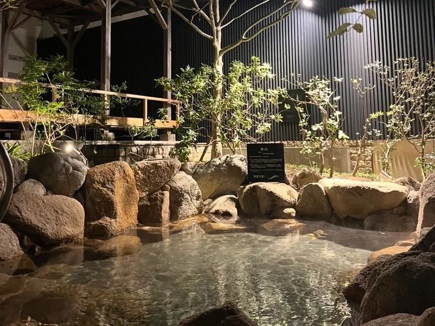 ジェームス山天然温泉 月の湯舟2