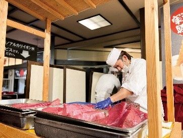 横浜みなとみらい 万葉倶楽部まぐろ解体ショー