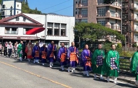 温泉街を練り大行列