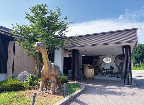 体長5メートルのカマラサウルスがお出迎え
